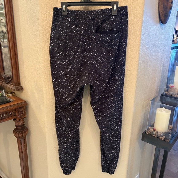 LULULEMON Women &go City Jogger Butterfly Black White Texture Pants Size 2-4 - Picture 4 of 6